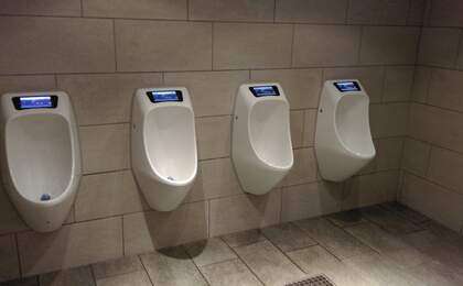 水なしの小便器とビデオスクリーンのある休憩所