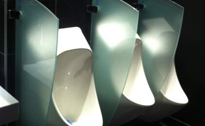 Italienisches Restaurant mit wasserlosen Urinalen